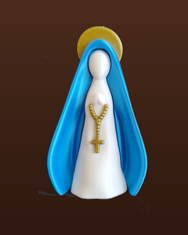Imagem de Nossa Senhora Aparecida impressa em 3D, com manto azul, coroa dourada e terço dourado no peito.